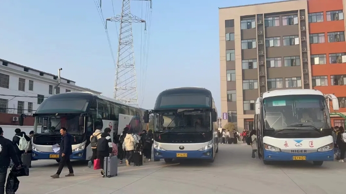 都市城際公交:寒假季 “校園直通車”溫暖回家路