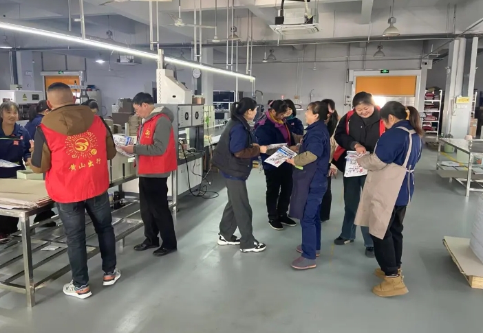 黃山長運(yùn)：黃山市汽車客運(yùn)總站春運(yùn)地推活動(dòng)走進(jìn)高新工業(yè)園區(qū)