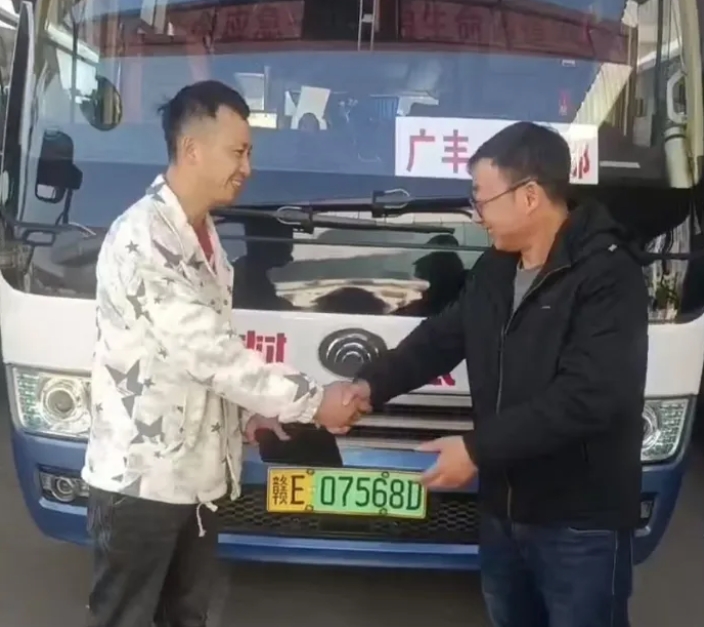 上饒汽運(yùn):大額現(xiàn)金“完璧歸趙” 失主緊緊握住司機(jī)的手