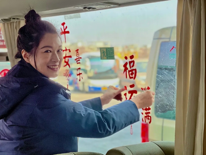 鄱陽長運(yùn)：公交車廂換“新裝” 裝點(diǎn)濃濃年味