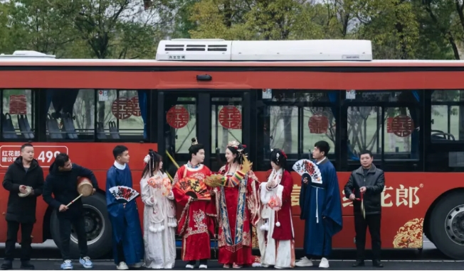 新余公交:公交車變身婚車 開往“下一站幸?!? onmousewheel=