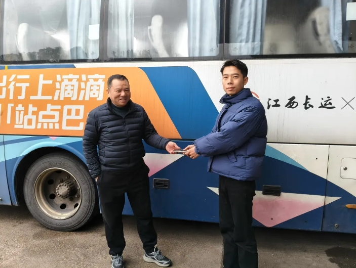 上饒汽運(yùn):鉛饒公司駕駛員拾金不昧 手機(jī)完璧歸趙