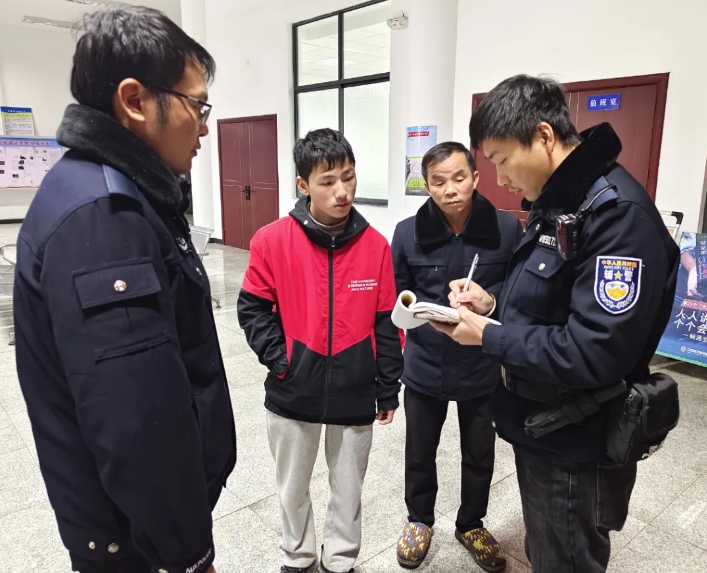 吉安公交:夜色中的守護者 離家少年安全回家