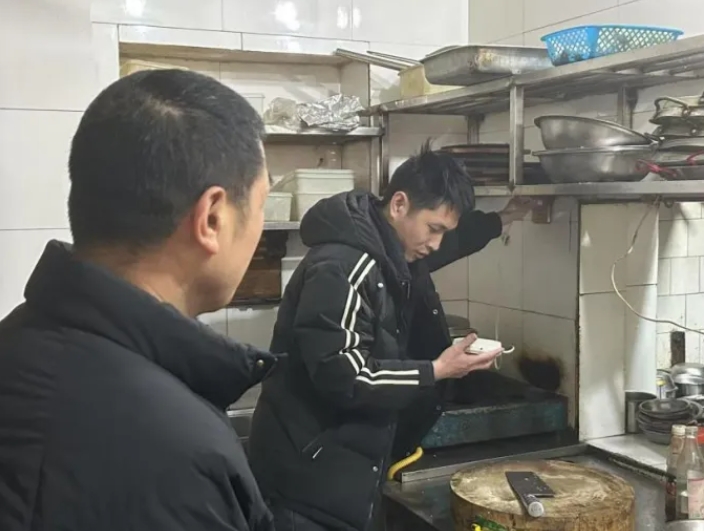 長運(yùn)物業(yè)：深入轄區(qū)沿街店鋪 開展消防安全檢查宣傳