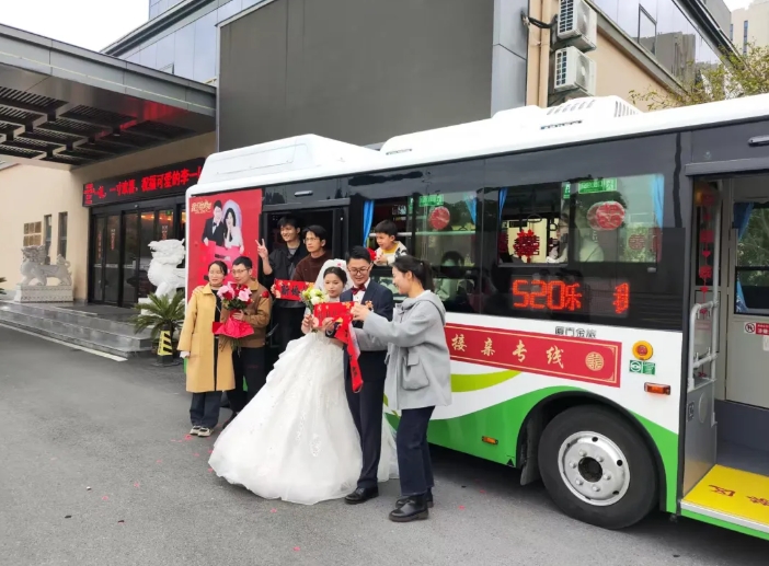 黃山長運(yùn):公交車變浪漫“婚車” 環(huán)保又時(shí)尚