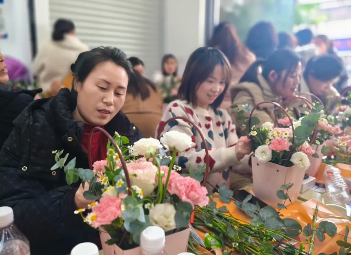 撫州長(zhǎng)運(yùn):金溪分公司聯(lián)合縣農(nóng)商銀行開(kāi)展三八婦女節(jié)活動(dòng)