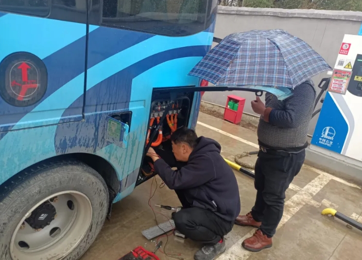 九江長(zhǎng)運(yùn)緊急馳援 三小時(shí)修復(fù)故障電車