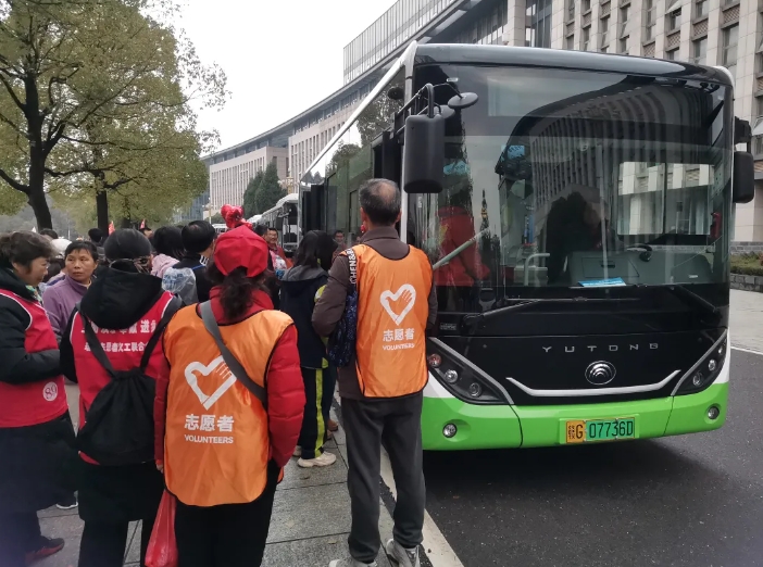 九江長(zhǎng)運(yùn):公交“牽手”馬拉松,共赴瑞昌花海約