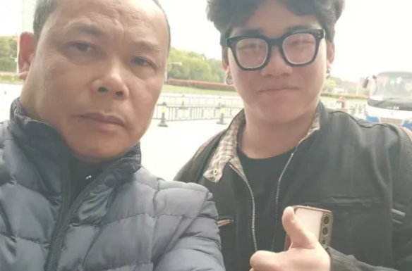 都市城際公交：駕駛員說(shuō)“能幫上忙我也高興！”