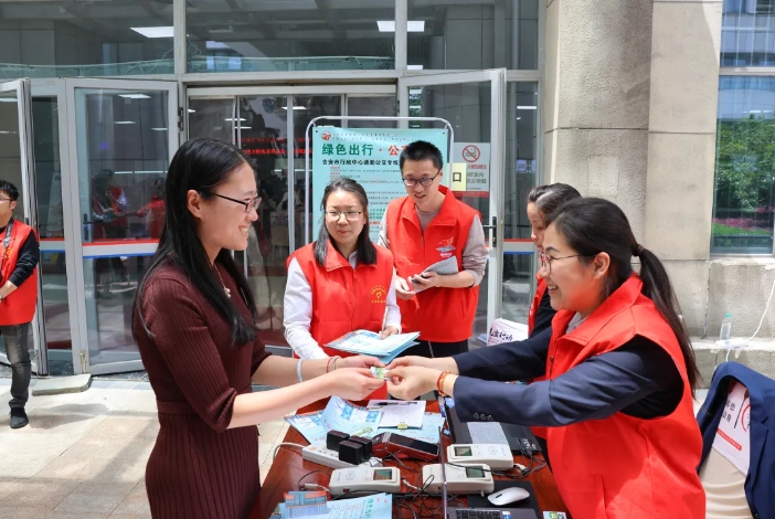 吉安公司:開展“綠色出行 公交優(yōu)先”定制公交線主題宣傳活動(dòng)