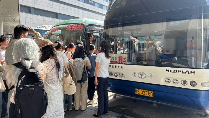 站點(diǎn)巴士 || 上饒汽運(yùn)：“五一”暢行 開啟便捷旅游新時代