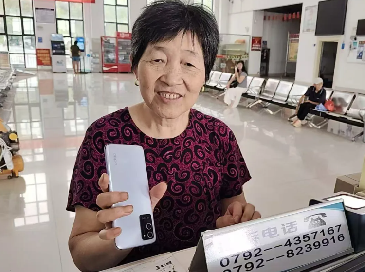 都市城際公交：手機(jī)遺落車中 司機(jī)接力送還