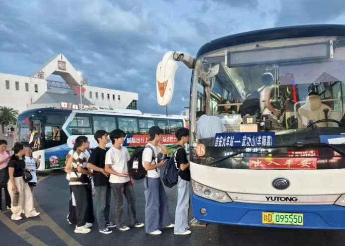 吉安公司：“紅綠站點(diǎn)巴士” 交旅融合繪就老區(qū)振興新畫卷