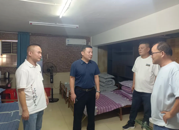 鷹潭公交 公司領導調(diào)研駕駛員休息室使用情況