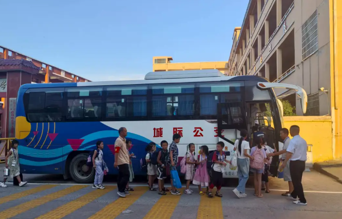 撫州長運：定制公交護航織密學生安全上學路