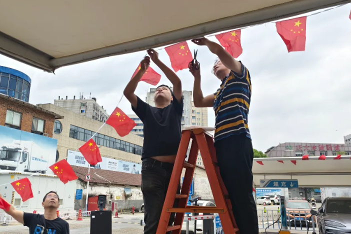 長(zhǎng)運(yùn)物業(yè) 停車場(chǎng)里“中國(guó)紅”別樣濃！