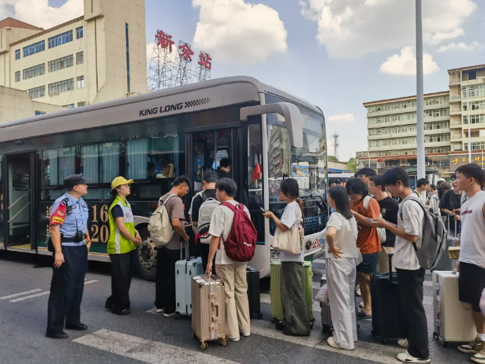 新余公交：雙節(jié)返程季，暖心護航學子返校路