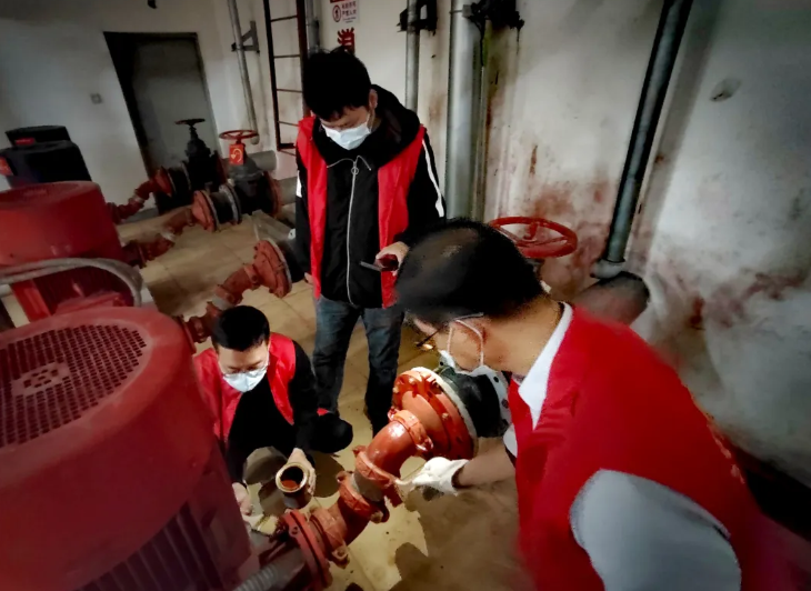 長運物業(yè) 除銹刷漆 專項維護消防設施