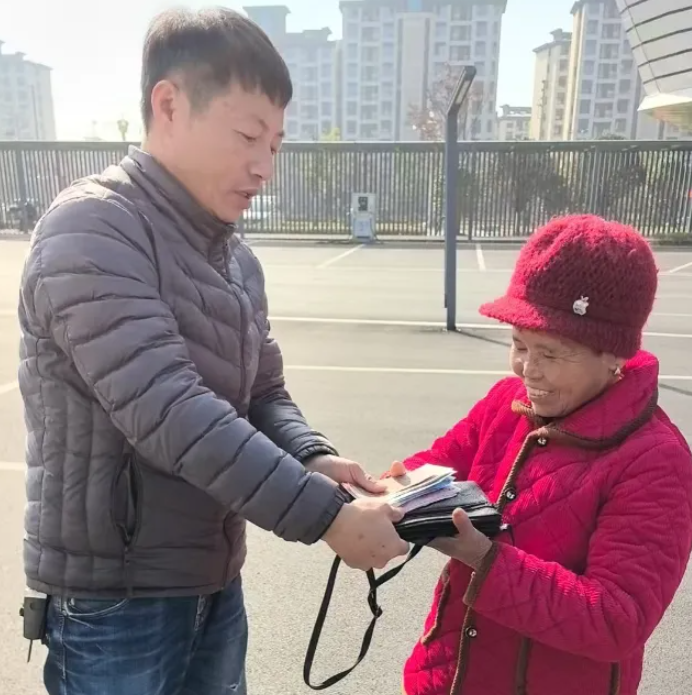 撫州長運：城際公交司機拾金不昧 七旬老人暖心致謝
